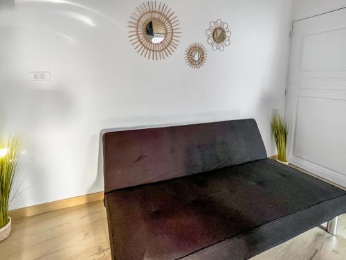 Zona de estar de L'Eden Carolo - Netflix, Wi-Fi, 10min Aéroport, Parking gratuit