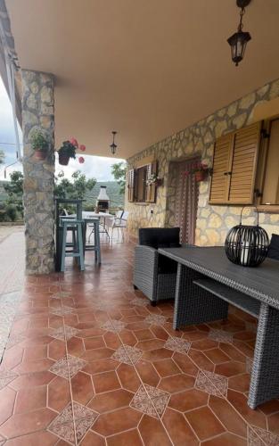 a living room with a table and a dining room at casa rural Hachuelo in Montefrío