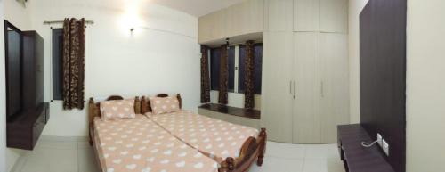 um quarto com uma cama num quarto com janelas em Bed and Brew em Chennai