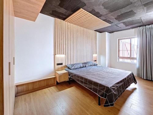 una camera con letto al centro della stanza di El Campello Beach Apartments a El Campello