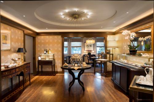 Hotel Drisco Image