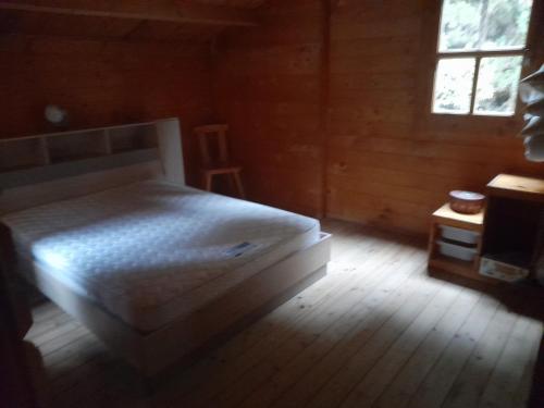 - une chambre avec un lit blanc et une fenêtre dans l'établissement Val Marie Equitation, à Villeneuve-de-la-Raho