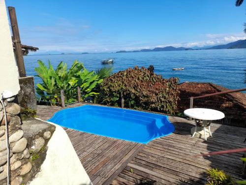 einen Pool mit Meerblick in der Unterkunft Suites Ponta Leste in Angra dos Reis