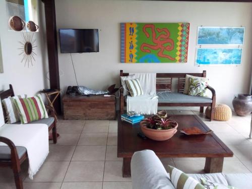 ein Wohnzimmer mit Sofas und einem Couchtisch in der Unterkunft Suites Ponta Leste in Angra dos Reis