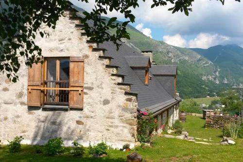 un bâtiment avec une fenêtre sur son côté dans l'établissement La Grange de Gassiole, à Campan