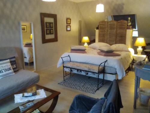 Postel nebo postele na pokoji v ubytování 6bis rue de la boussaquiere st broladre