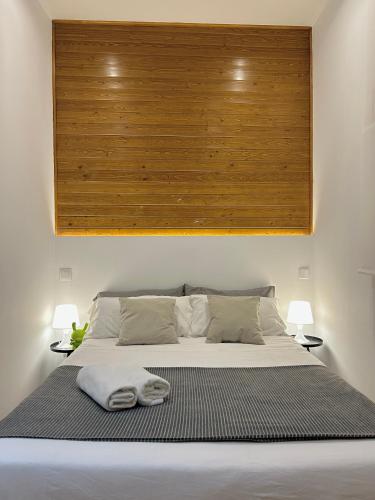 um quarto com uma cama com duas toalhas em Centric 1ºD em Madri