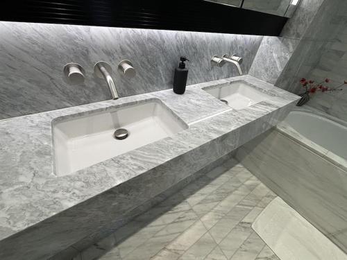 Ванная комната в Luxury Hidden Gem 2BDR APT In Mayfair