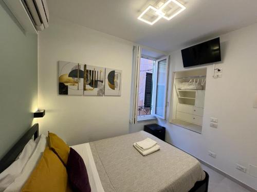 une petite chambre avec un lit et une fenêtre dans l'établissement Affittacamere Sull'Arco, à Monterosso al Mare