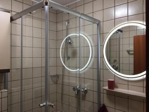 Ferienwohnung Klausgraben في بيشوفسفيزن: حمام مع دش مع مرآة
