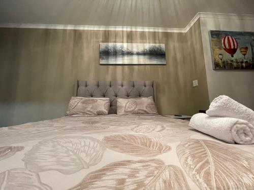 ein Schlafzimmer mit einem großen Bett mit einer großen Bettdecke in der Unterkunft DOMIN LUXURY SUITES in Kapstadt