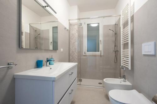 een badkamer met een wastafel, een toilet en een douche bij Casa Matilde in Leverano