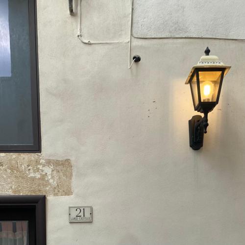 ein Straßenlicht an der Seite einer Wand in der Unterkunft Antico Granaio in Sogliano Cavour