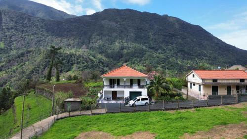 a white van parked in front of a house with a mountain at Mountain retreat in Boaventura