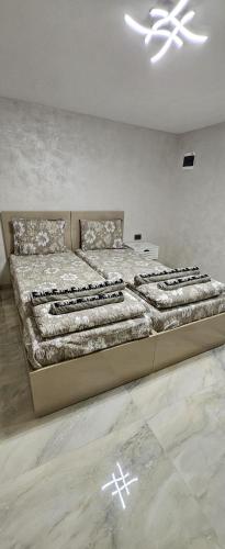 ein Schlafzimmer mit einem großen Bett in einem Zimmer in der Unterkunft нов модерен ! Studio Apartment Dreams 2! in Sliven
