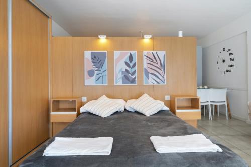 1 dormitorio con 1 cama grande y 2 almohadas blancas en La Vie Recoleta en Buenos Aires