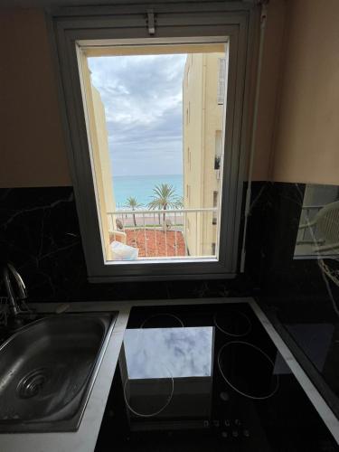 - une fenêtre dans une cuisine avec évier et vue dans l'établissement Vue mer, à Nice