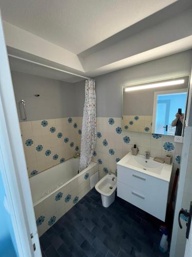 une salle de bain avec un lavabo, des toilettes et un miroir dans l'établissement Vue mer, à Nice