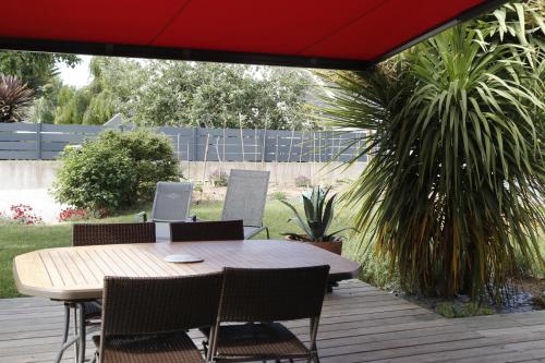 une table et des chaises sur une terrasse avec un parasol dans l'établissement maison calme, à Baden