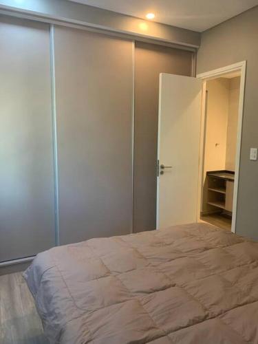 een slaapkamer met een groot bed en een kast bij Espacio Selkis in Guaymallen