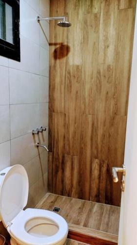 een badkamer met een toilet en een douche bij Espacio Selkis in Guaymallen