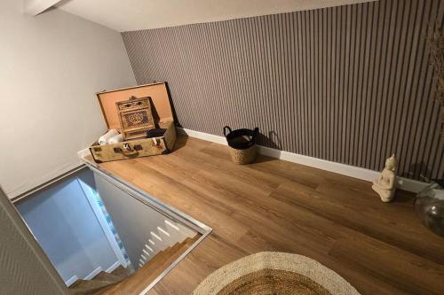 Cette chambre comprend une table avec une boîte et un chat. dans l'établissement Beau duplex proche centre-ville, à Chartres
