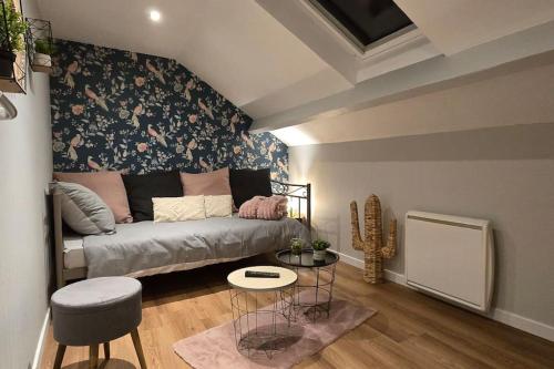 un salon avec un canapé et une table dans l'établissement Beau duplex proche centre-ville, à Chartres