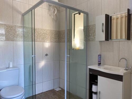 La salle de bains est pourvue d'une douche, de toilettes et d'un lavabo. dans l'établissement Pousada Paisagem, à Jaraguá do Sul