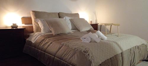sypialnia z łóżkiem z dwoma ręcznikami w obiekcie Radici - La finestra sui Sassi w mieście Matera