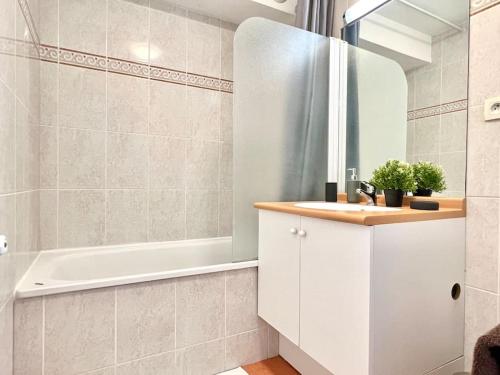 ジョネ・クランにあるLe Nirvana ~ Jolie t2 avec Balcon / 2 min du parcの浴槽、洗面台、シャワーを備えたバスルーム