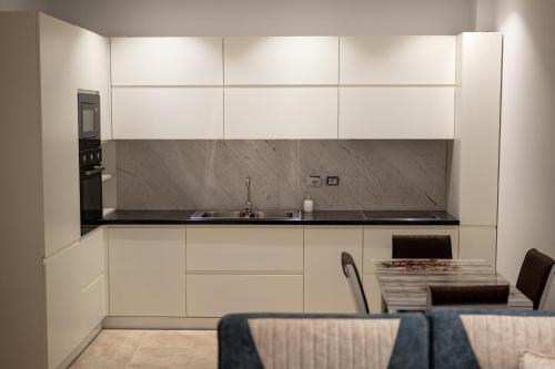 Kuhinja ili čajna kuhinja u objektu AEDNA Apartment