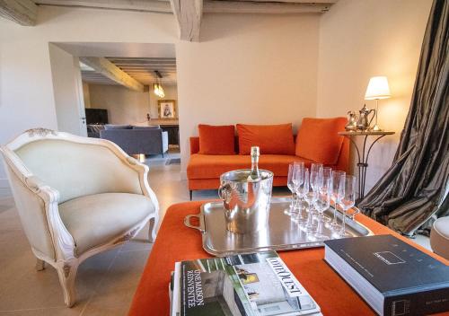 - un salon avec une table et des verres dans l'établissement Grande maison de caractère avec Piscine, à Volesvres