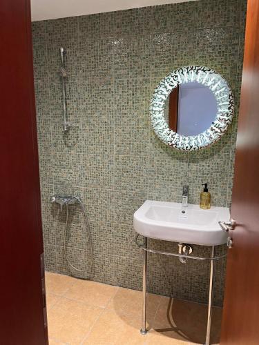bagno con lavandino e specchio di Peaceful Escape a Kavala