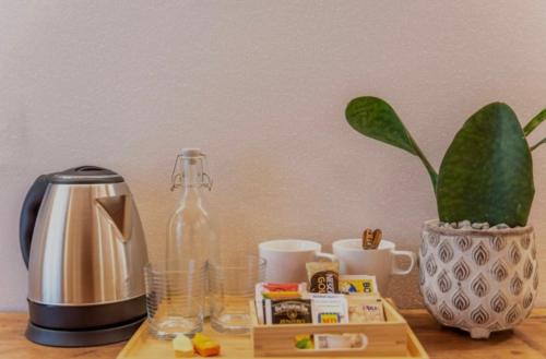 un tavolo con macchinetta del caffè e una pianta in vaso di CD Romanello (Mura S. Cataldo) a Barletta