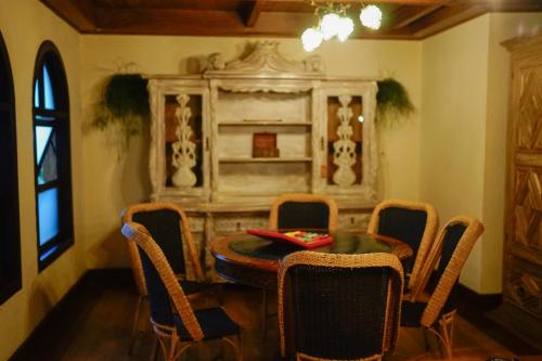 a dining room with a table and chairs at Campos Hotel do Sol in Campos do Jordão