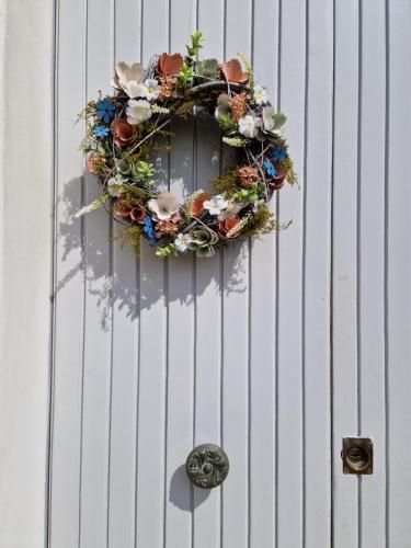 a white door with a wreath on it at B&B Noemi in Foligno