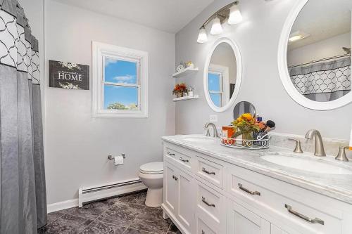 La salle de bains est pourvue d'un lavabo, de toilettes et d'un miroir. dans l'établissement Creation Resorts, à Williamstown