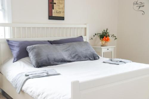 - un lit blanc avec 2 serviettes dans l'établissement Creation Resorts, à Williamstown