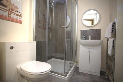a bathroom with a shower and a toilet and a sink at Cosy 1 Bed in City Centre Location in Glasgow