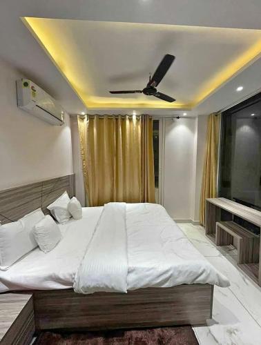 um quarto com uma cama grande e uma ventoinha de tecto em Your home stay em Rishikesh