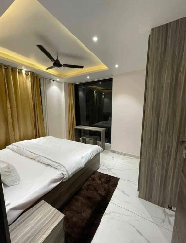 um quarto com uma cama e uma ventoinha de tecto em Your home stay em Rishikesh