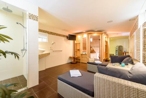 a living room with two couches and a kitchen at Residenz Hotel Leipzig in Leipzig