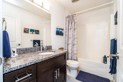 y baño con lavabo y aseo. en Vibrant Modern Oasis - Long Stays - Netflix - Wi-Fi en Edmonton