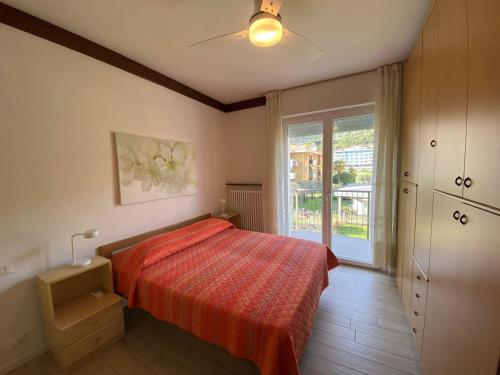 1 dormitorio con cama y ventana grande en Casa Belli Holiday Apartments Adults Only, en Arco