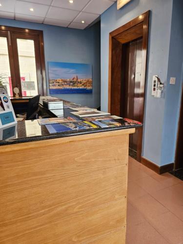 um cubículo de escritório com uma secretária com um balcão em La Playa Hotel em Marsalforn