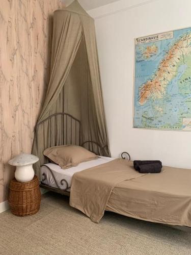 - une chambre avec 2 lits et une carte murale dans l'établissement La Soissonnaise, maison de ville à Soissons, à Soissons