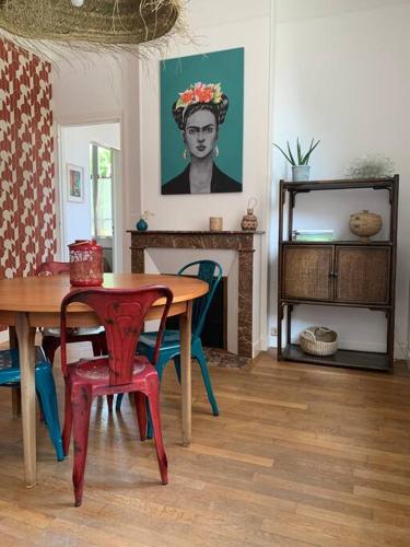 une salle à manger avec une table et des chaises dans l'établissement La Soissonnaise, maison de ville à Soissons, à Soissons