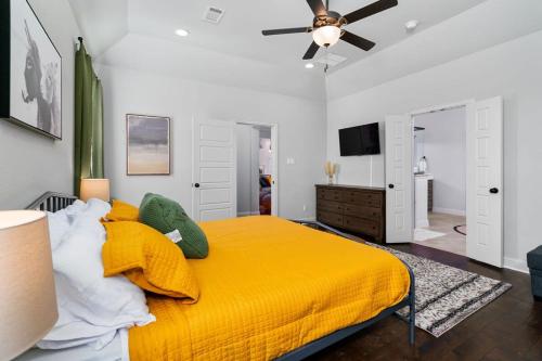 Ένα ή περισσότερα κρεβάτια σε δωμάτιο στο The Noble House Near Magnolia & Baylor W Pool