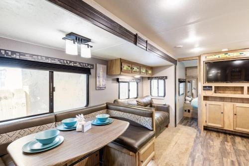 沃思堡的住宿－The Great Escape，一个带桌子和沙发的大篷车客厅