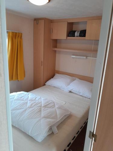 Ένα ή περισσότερα κρεβάτια σε δωμάτιο στο Chalet 108 met airco familie camping de Tien Heugten Schoonloo Drenthe